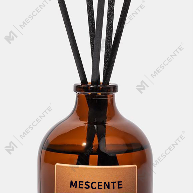 สีดำขนาดใหญ่และสีทอง 100 มล. แก้วหรูหราสีรุ้งแท่งสีสันสดใสไฟเบอร์กกดิฟฟิวเซอร์น้ำหอมปรับอากาศ