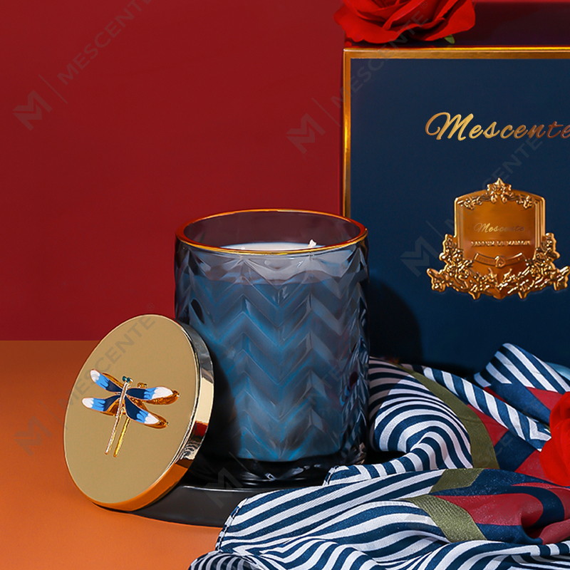 M&Scent ขายส่งคอนเทนเนอร์ฉลากส่วนตัวแบบกำหนดเองอโรมาเธอราพีกลิ่นหอมอโรมาเทียนถั่วเหลืองพร้อมคริสตัล