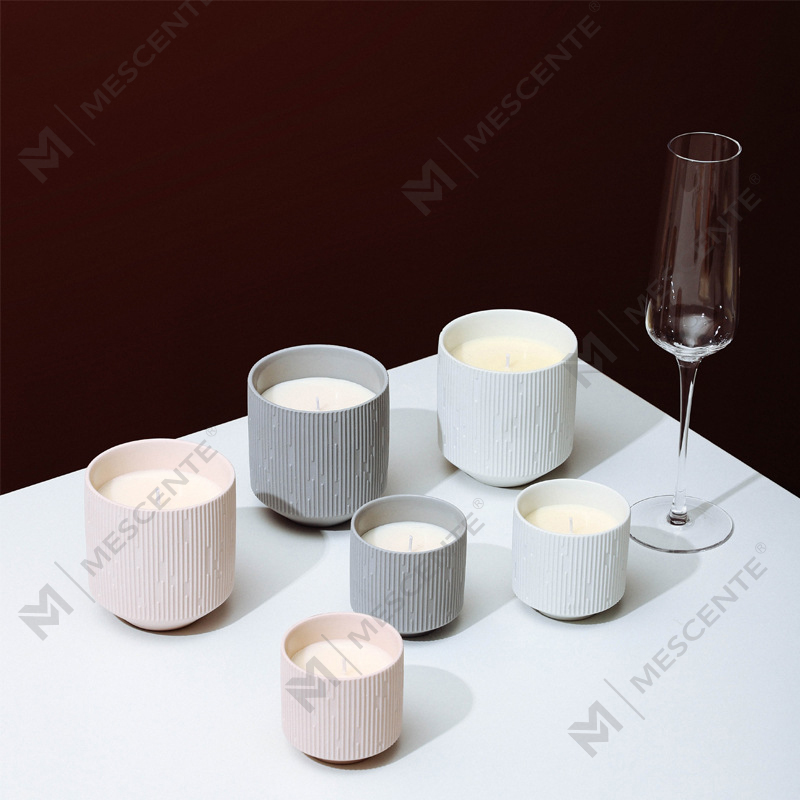M&Scent ขายส่งเซรามิคหรูหราสแควร์ว่างเปล่าเคลือบสีดำขวดเทียนสีเหลืองอำพันที่ไม่ซ้ำใครพร้อมฝาไม้